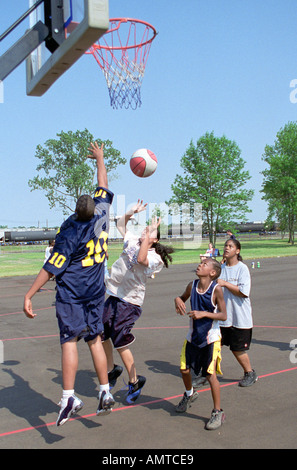 Männliche Vs weiblichen co Ed outdoor Basketball-Action Stockfoto