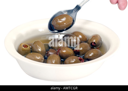 Grün ^ gefüllte Oliven mit "getrocknete" Tomaten in einer weißen Schale in Öl Stockfoto