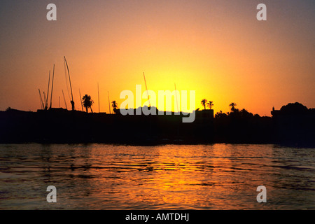 Sonnenuntergang auf dem Nil bei Assuan Stockfoto