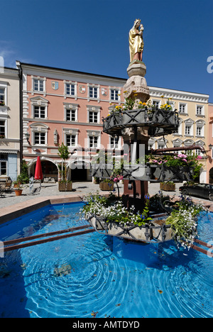 KRAIBURG auf den Fluss Inn Landkreis Muehldorf oberen Bayern Deutschland Marktplatz mit St. Marys Spalte und Brunnen Stockfoto