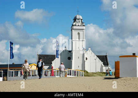 Touristen vor Strand Café und Kirche, Katwijk Aan Zee, Südholland, Holland, Niederlande Stockfoto