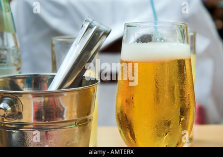 Glas Bär und Eiskübel in einem restaurant Stockfoto