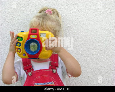 Zwei Jahre altes Mädchen mit Kamera Stockfoto