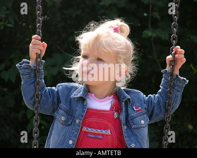 Zwei Jahre altes Mädchen auf der Schaukel Stockfoto