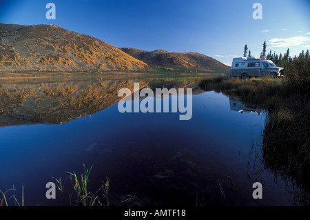 Wohnmobil spiegelt sich im Teich entlang Dalton Highway in Brooks Range Atumun Alaska Stockfoto