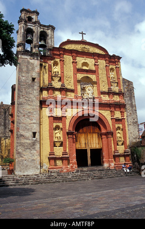 Die barocke Fassade im Stil der Templo de Tercera Orden de San Francisco Kirche in Cuernavaca, Morelos, Mexiko. Stockfoto