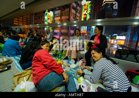 Filipina Amahs in Central am Sonntag ihren Tag aus Hong Kong SAR Stockfoto