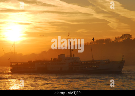 ISTANBUL. Eine am frühen Morgen Pendler Fähre geht vor Gulhane Park auf dem Weg zum Eminonu von der asiatischen Küste. 2007 Stockfoto