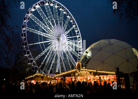 Die deutschen Weihnachtsmarkt Buden und Riesenrad in London Hyde Park für Weihnachten Winter Wonderland Stockfoto