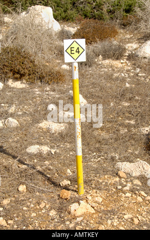 Europäischen Langstrecken Weg Schild am Cape Gkreko auf der Mittelmeer Insel Zypern EU E4 Stockfoto