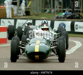 Lotus Climax führt durch die Schikane beim Goodwood Revival 2003 Stockfoto