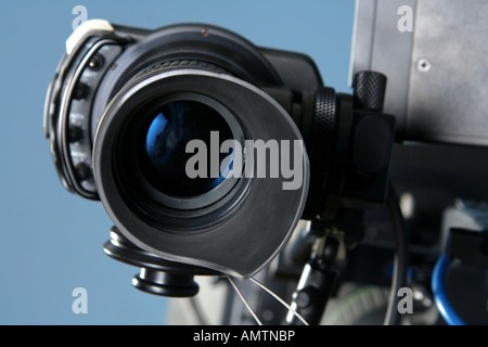 Schwarzen Kinematographen Finder Isolateted auf blauem Hintergrund Stockfoto