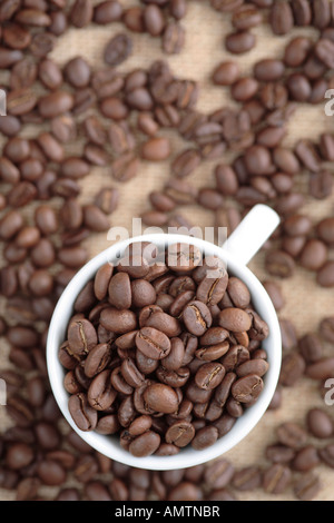 Kaffeebohnen in Tasse Stockfoto