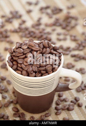 Kaffeebohnen im Becher Stockfoto