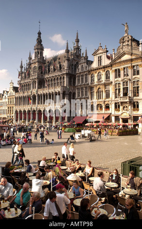 Cafés und Architektur aufder Grand Place Marktplatz im Zentrum von Brüssel in Belgien. Zeigt das Museum der Stadt Brüssel.