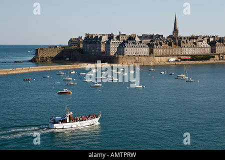 Den Hafen und die Stadtmauern (Intramuros) in Saint Malo, Bretagne, Frankreich Stockfoto