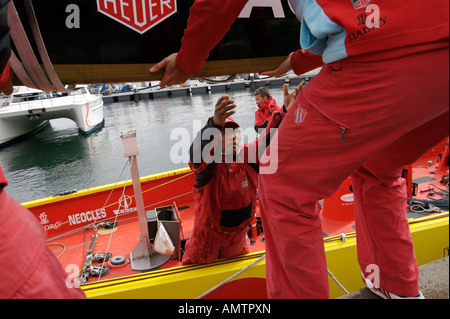 Besatzung des China-Teams bereiten ihr Boot für den Amerika-Cup-regatta Stockfoto