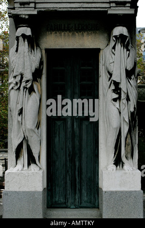 Ein Grab mit Kapuzen Statuen auf dem Père Lachaise Friedhof in Paris Frankreich Fotografie von Brendan Duffy Stockfoto