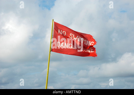 Rote Fahne flattert im Wind, kein Schwimmen, Gefahrenzone Stockfoto