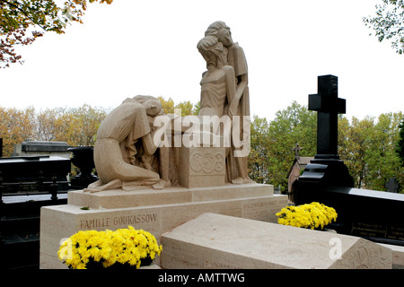 Ein Grab auf dem Père Lachaise Friedhof in Paris Frankreich Fotografie von Brendan Duffy Stockfoto