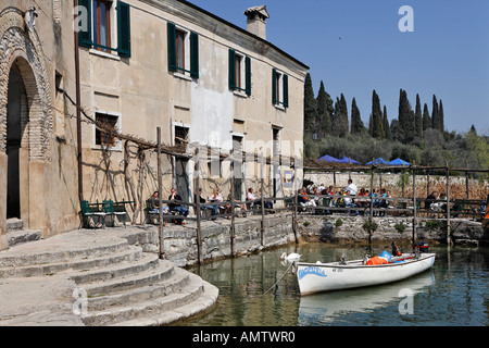 Ein öffentliches Cafe im kleinen Hafen von das Luxushotel auf der Punta S. Vigilio, Gardasee, Italien Stockfoto