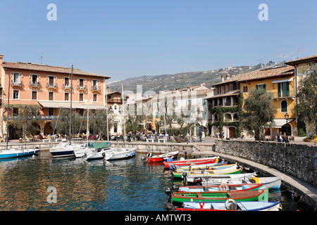 Hafen mit kleinen Fischerbooten, Torri del Benaco, Gardasee, Italien Stockfoto