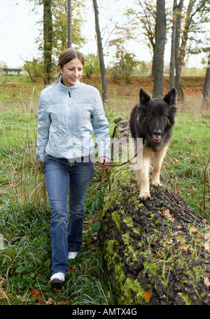 Frau mit alten deutschen Schäferhund - ein Spaziergang Stockfoto