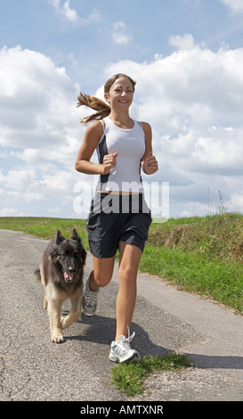 Frau und Alt Deutscher Schäferhund, Joggen Stockfoto