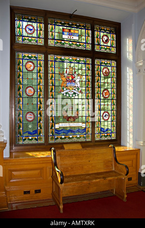 Wappen und Buntglas-Fenster zum Gedenken an Elizabeth II Golden Jubilee Parlamentsgebäude Victoria Canada Stockfoto