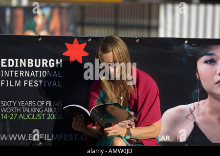 Frau liest von einer Plakatwerbung Edinburgh International Film Festival Stockfoto