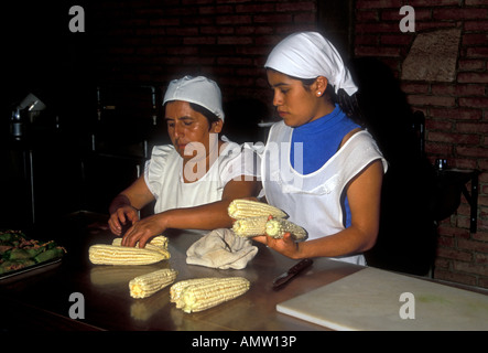 Mexikanischen Frauen, Köche, Kochen, Zubereitung von Speisen, mexikanisches Essen und Trinken, ein mexikanisches Restaurant, La Capilla Restaurant, Zaachila, Oaxaca, Mexiko Stockfoto