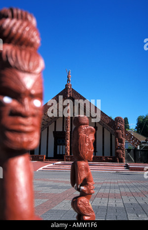 Maori Statuen treffen Haus Rotorua New Zealand Stockfoto