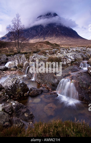 Der Berg Buachaille Etive Mor in Glen Coe, Schottland mit dem Fluss Coupall Kaskadierung im Vordergrund. Stockfoto