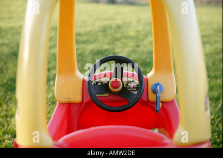 rote und gelbe Kinder Spielzeugauto Stockfoto