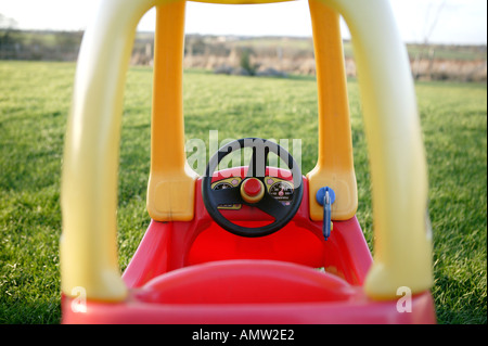 rote und gelbe Kinder Spielzeugauto Stockfoto