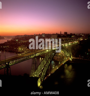 PORTUGAL-PORTO-SKYLINE MIT PONTE RODOVIARA D. IM JAHRE 1886 BAUTE ICH LUIS, DIE ICH ZU ÜBERBRÜCKEN UND DOURO-FLUSS IN DER ABENDDÄMMERUNG Stockfoto