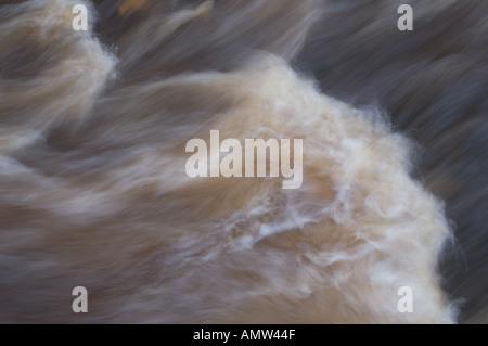 Wasser von Torf gefärbt und Mutterboden rinnt aus Moorlandschaften in Slitrig brennen durch Hawick in Scottish Borders etwas Bewegung Stockfoto