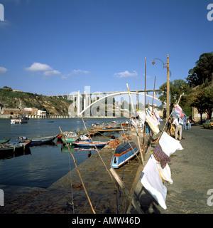 PORTUGAL-PORTO AFURADA BEZIRK WÄSCHELEINE UND BOOTE AM FLUSS DOURO UND PONTE DA ARRABIDA BRÜCKE BAUJAHR 1963 Stockfoto