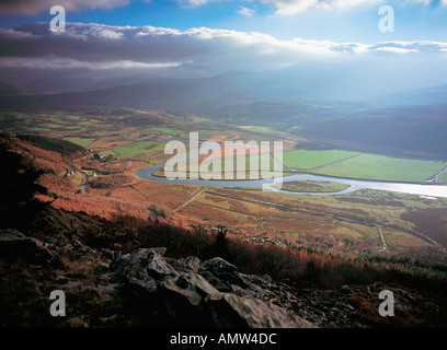 Das Tal des Flusses Mawddach nahe Ortszentrum mit Mt Cader Idris in Cloud auf der rechten Snowdonia National Park Wales Großbritannien Stockfoto