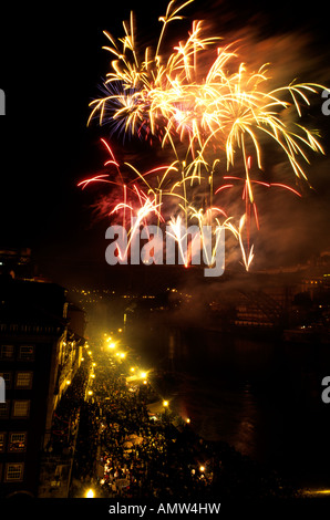 Während die Stadt jährliche Festa de São João Feierlichkeiten ein Feuerwerk über den Fluss Douro in Porto, Portugal Stockfoto