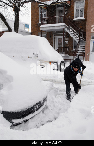 Mann Auto nach einem großen Schneesturm in Montreal Quebec Kanada ausgraben Stockfoto