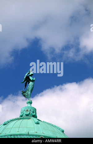 STATUE AUF KUPFERUMMANTELTE KUPPEL DER ST. PAUL KATHEDRALE IN ST.. PAUL, MINNESOTA. Stockfoto