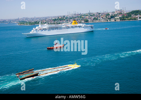 Kreuzfahrt-Schiff und Boote Abschleppen eines Moduls eine Erdgas-Plattform Marmarameer Ortsausgang der Bosporus Antenne Istanbul Türkei Stockfoto