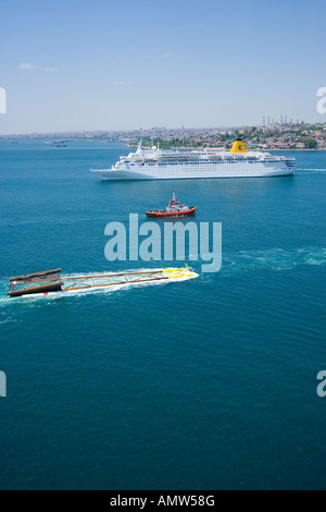 Kreuzfahrt-Schiff und Boote Abschleppen eines Moduls eine Erdgas-Plattform Marmarameer Ortsausgang der Bosporus Antenne Istanbul Türkei Stockfoto