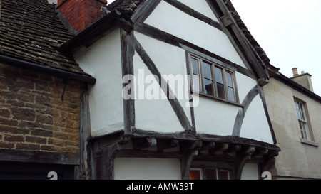 Tudor Faust Stock Kirchenglocke built to Increace Raum über die schmale Straße mit der ursprünglichen Hölzer Fäulnis in Lacock, Wiltshire, Großbritannien Stockfoto