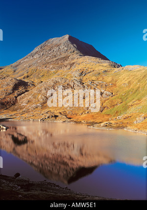 Einer der östlichen Gipfel des Mt Snowdon gesehen über Llyn Sheetrim Lake Snowdonia National Park Wales Großbritannien Stockfoto