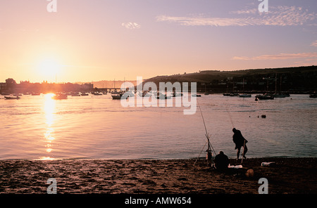 Angeln bei Sonnenuntergang am Ufer der Mündung des Flusses Teign Teignmouth Devon Great Britain Stockfoto