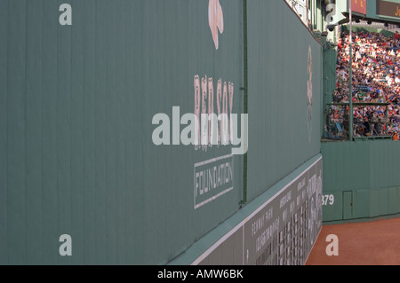 Green Monster linke Feld Wand im Fenway Park in Boston, MA Stockfoto