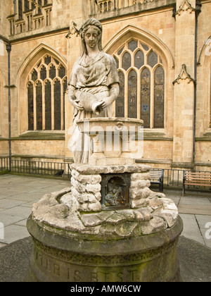 Wasser-Brunnen mit Skulptur von weiblichen gießt Wasser aus Topf neben Bath Abbey Somerset England UK EU Stockfoto
