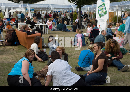 Leute sitzen auf dem Rasen oder auf Sofa am Edinburgh Buch-Festival 2006 Stockfoto